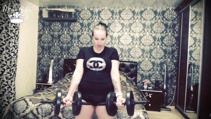 Goddess Misha Goldy: 101 поднятие гирь повторяется для бицепс челенж!