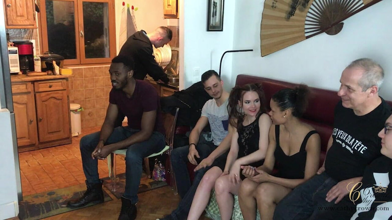 Cathy Crown Production: 2 Mädchen Für Einen Pizza Gangbang Mit 10 Jungs