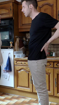 Nádherná prsatá španělská blonďatá MILFka Tania Villalobos je ošukaná v kuchyni