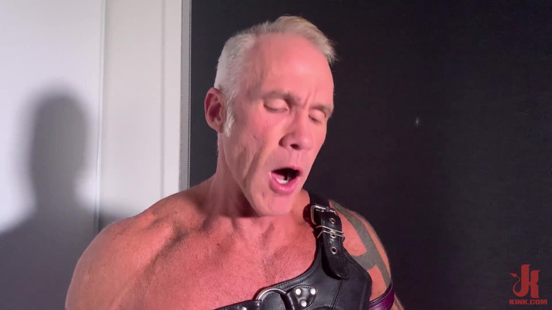 Kinky Bites Gay: Dallas Steele Treats Himself