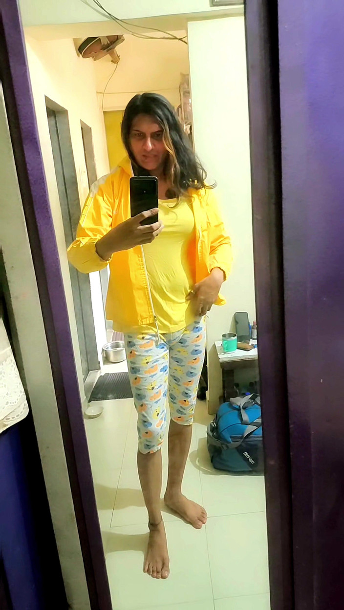 Zoyasazadai: ゾーヤ・シェザディ、今日はヘアブラシでハッピーバレンタインを楽しんでください。今はシングルです