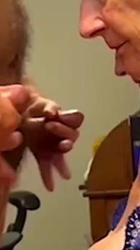Wir haben ein gloryhole gemacht und dann spaß gehabt
