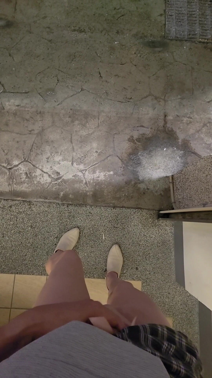 Taiwancdgirl: Höschen in der Motelgarage zeigen