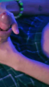 Cute Twink Magic C Szarpanie jego wielki nieoszlifowy kutas z dużą ilością Precum i Gruby spust obciążenia