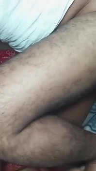 Cumnatul a lăsat-o pe cumnată în sari roșu