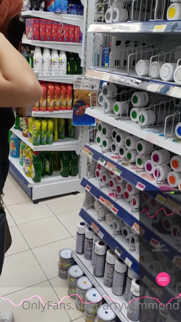 Arty_von: Zrzka orgasmus při nakupování s dálkovým vibrátorem