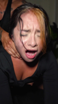 Adik tiriku mergokin aku lagi coli