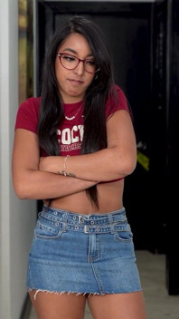 Pervy ojczym Nicky uczy Claire Black wszystkiego przed college'em