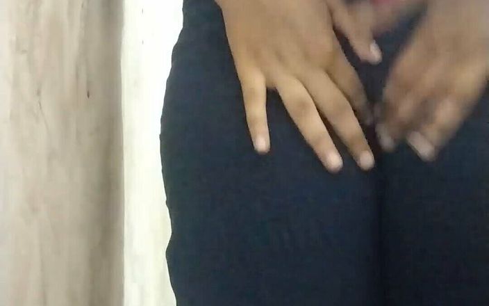 Riyathakur: 印度青少年在洗澡时用手指抚摸她的阴户