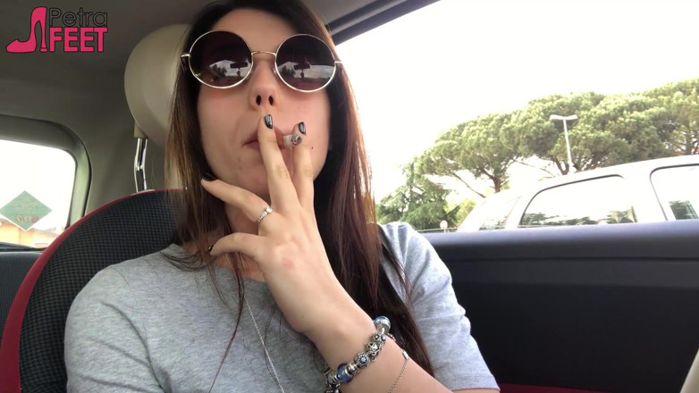 Smokin Fetish: Petra fumando no carro