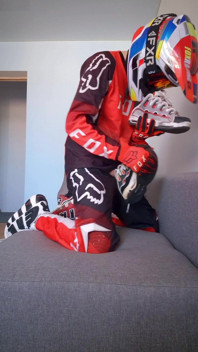 Ik doe Mxgear om en neuk mijn Osiris-sneakers