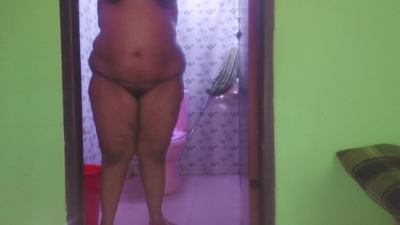 Your Boy's Cum: Quando minha madrasta toma banho no meu banheiro sem porta...