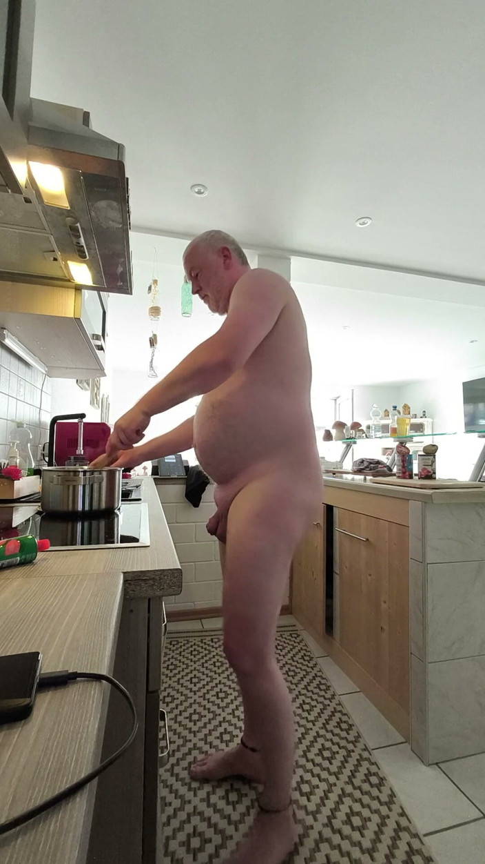 Carmen_Nylonjunge: Nudistické vaření Těstovinové knedlíky mé macechy