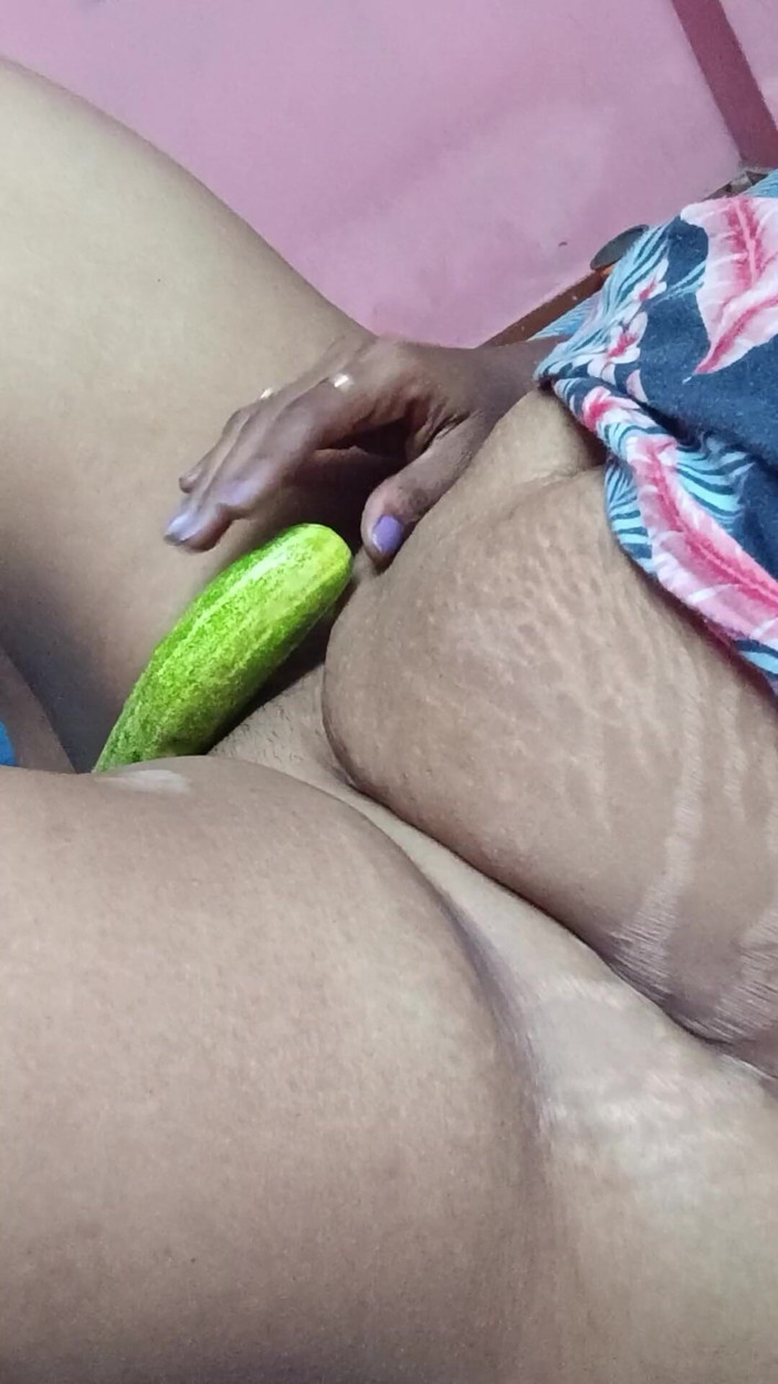Reshmahotever: 我的妻子热黄瓜手淫并操我的鸡巴