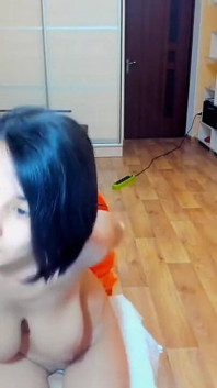 Si rambut coklat panas Myla_angel melancap keras dengan dildo besar apabila tinggal di rumah bersama.