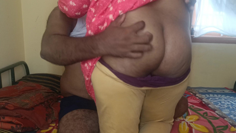 Apple baby: Married Women Enjoying Bed with Her Manager
