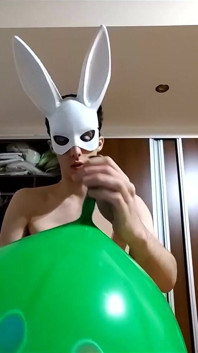 Bunny Looner strim par hilaate hue bare gubbare ura rahi hai