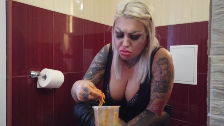Fetish videos by Alex: Blondynka wytatuowana milf zjada spaghetti w toalecie
