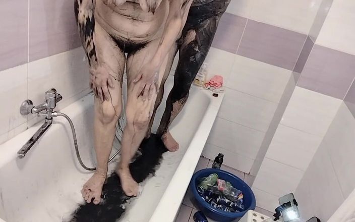 Amateur_MS: Coppia amatoriale fa un bagno, moglie con figa pelosa, culo...