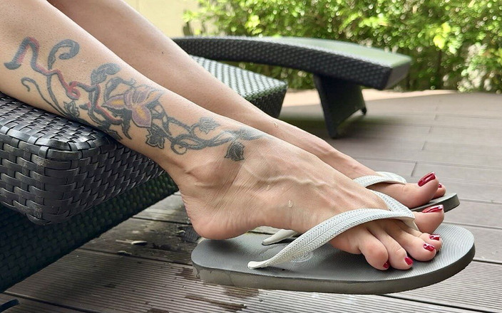 Julia domaina: Nouvelles tongs sur mes jolis pieds avec de longs orteils...
