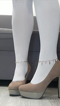 (88) Piedi con calze bianche