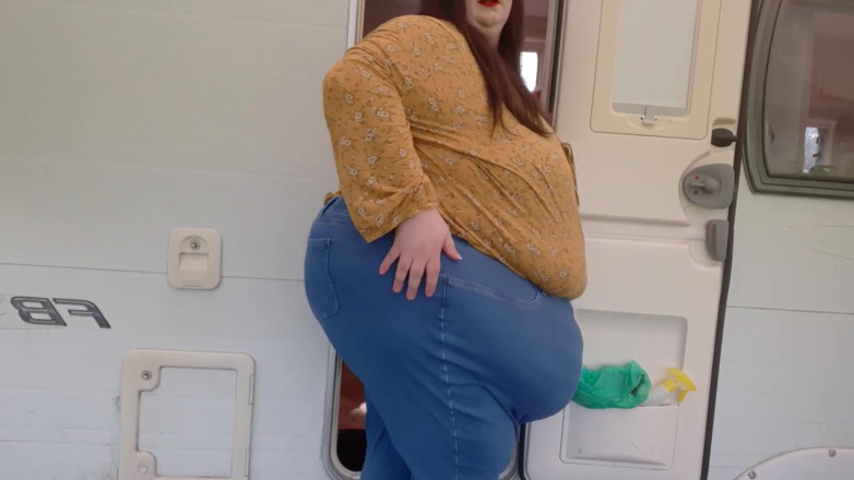 SSBBWLadyBrads: SSBBW kontra małe drzwi