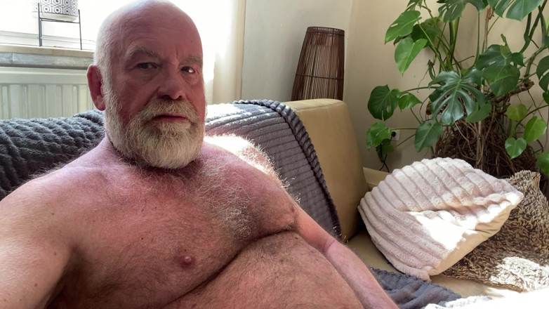 Exhibitionistman: , el viejo oso peludo se sacude de su grueso...