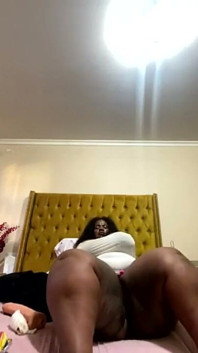 Femeie mare și frumoasă cu cur uriaș - Striptease și masturbare