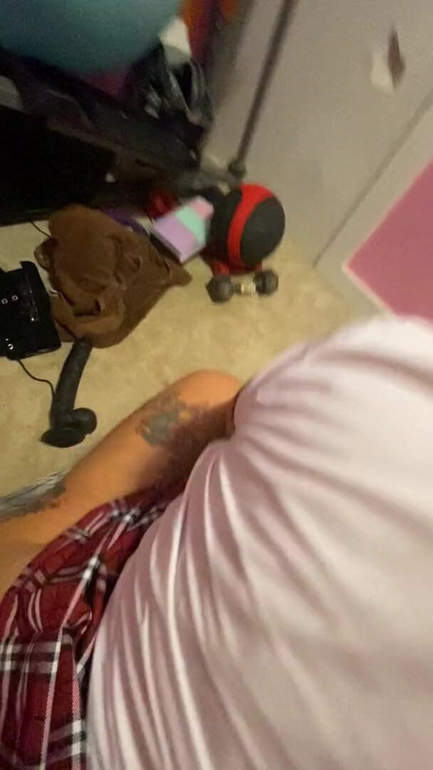 MzKiTTy91: Rabuda universitária fodida duro de quatro por pau enorme