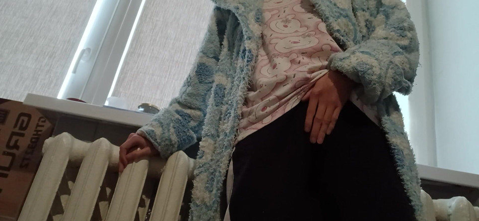 Lesbian-candys: 一个穿着长袍的苗条黑发女郎在大学毕业后在家里自慰