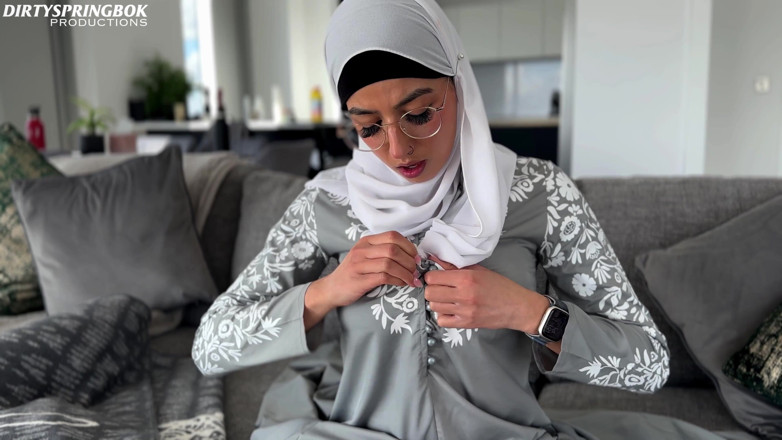 Aaliyah Yasin: Masum hizmetçi Aaliyah Yasin seks oyuncaklarını keşfediyor