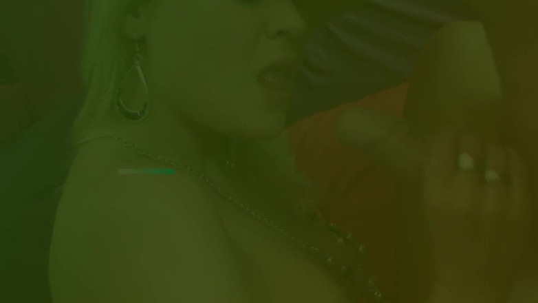 Bananas with Melons: La escena del coño de la hermanastra - morena milf Sophia...