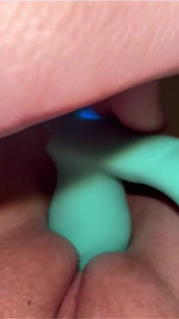 Selbst stoßender dildo in meine muschi