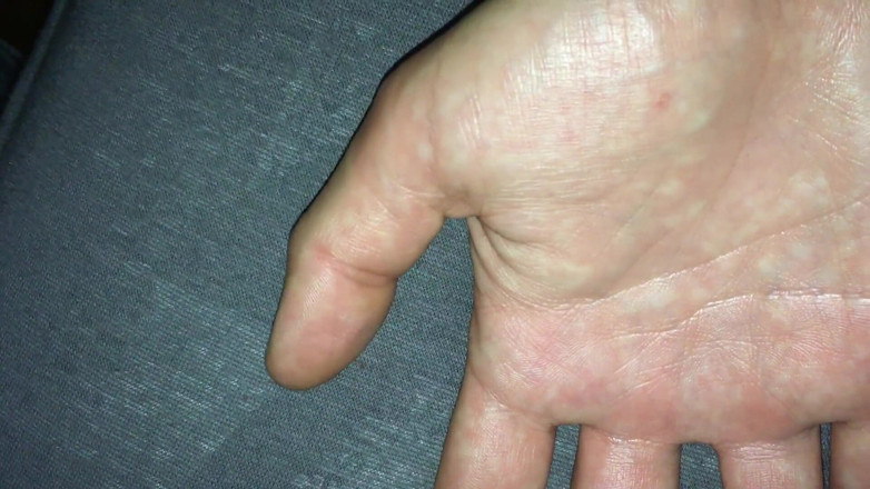Idmir Sugary: Handen close-up, handpalmen close-up, klaarkomen op beide handen