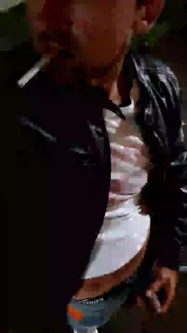 Slutboyben: Slutboyben Cam4 Exhibiționistă sexy lanternă în public