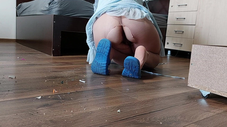 Amateur_MS: Sexy Manželka Dělá Domácí Práce V Domě Nahá. Vyvrcholení Na...