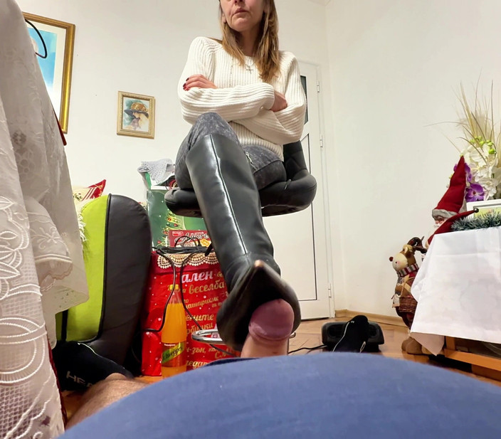 Mistressyammyboots: Jilat Tapak Kaki Dan But Saya Sehingga Saya Beritahu Awak...