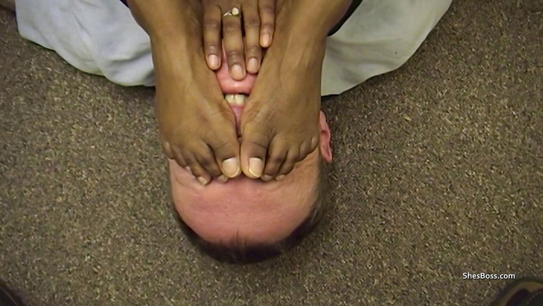 Shes Boss: 乌木脚控制白人的脸