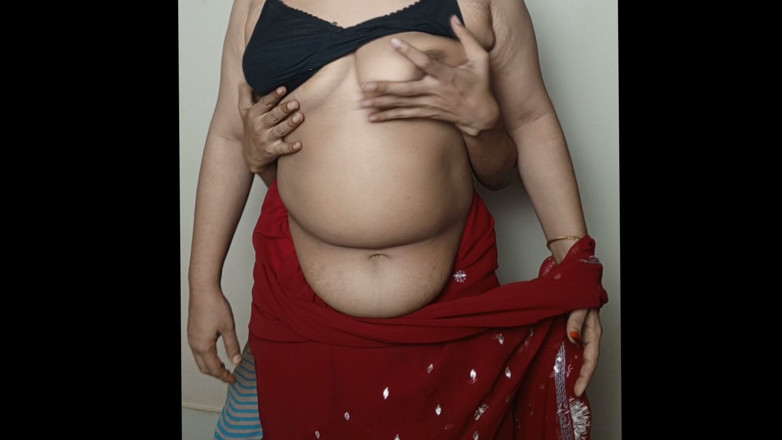 Nadiyabd: 美丽的女孩红色纱丽大胸部新闻 - 印度德西热视频