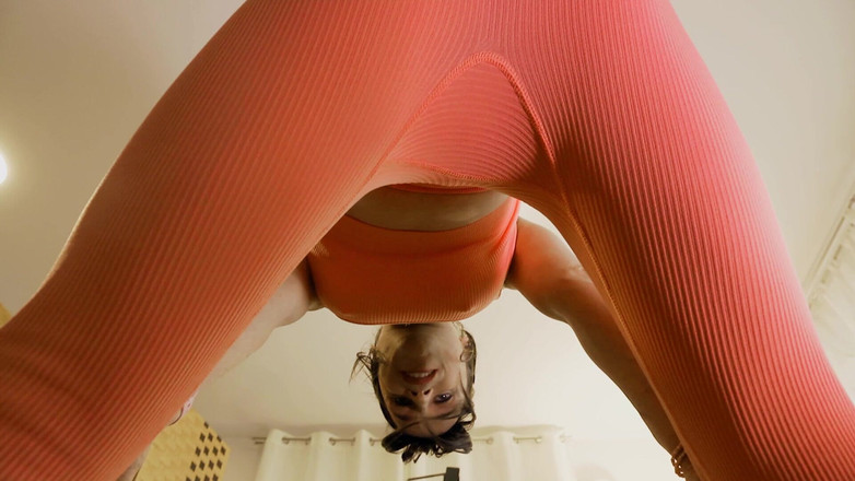 TV_Helena: Transanny Dom Menyembah! Cium stokingnya dan pancut mani dengan pantatnya...