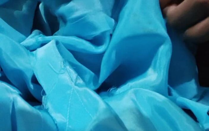 Satin and silky: Esfregando pau na cabeça com cetim azul, sedoso salwar de...