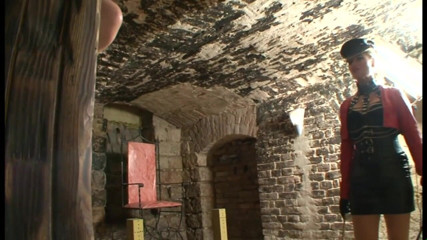 Absolute BDSM films - The original: Ponižující sezení na obličeji a gilotina