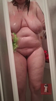 나는 샤워에서 혼자 자신을 즐기고 내 작은 녹색 스폰지는 그와 함께 나를 도와줍니다.