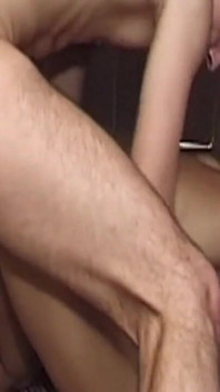 Vnadná brunetka milf má v kuchyni hluboký anál
