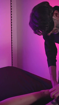 剥夺漂亮书的感官，支配和性感的触摸