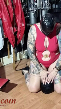 Si matang duduk muka - ternganga untuk udara 1