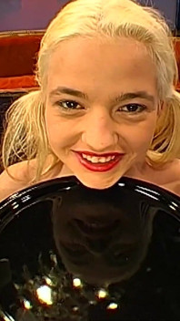 Une belle ado dans un gangbang vintage et avale du sperme, John Thompson