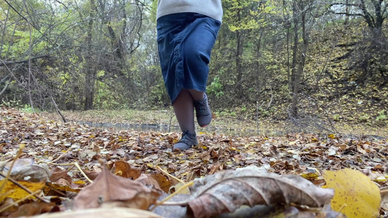 Elena: Mamă sexy cu forme într-o fustă lungă care se pișă în parcul...