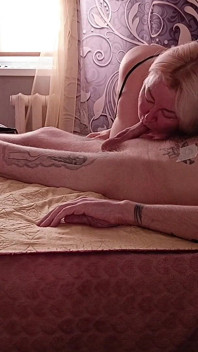 Ein bett mit einem nachbarn geteilt, fickte sie in mund und muschi im doggystyle
