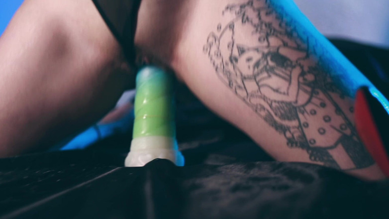 MariLou Moreira: Melantun pada Dildo Unicorn Gergasi